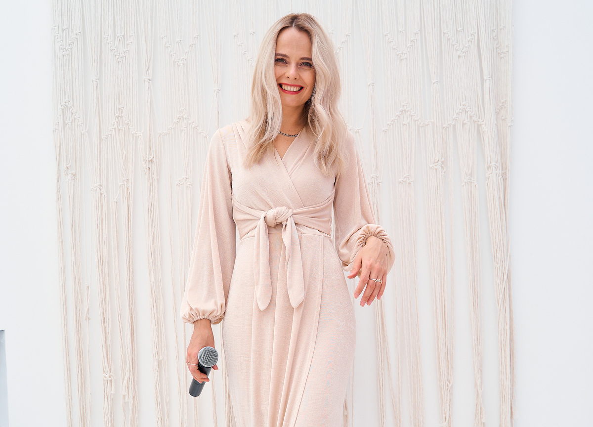 Юлия Кантонистова — вокалистка, музыкант, магистр музыкального искусства (MMus), автор системы обучения вокалу и музыкальному мышлению.