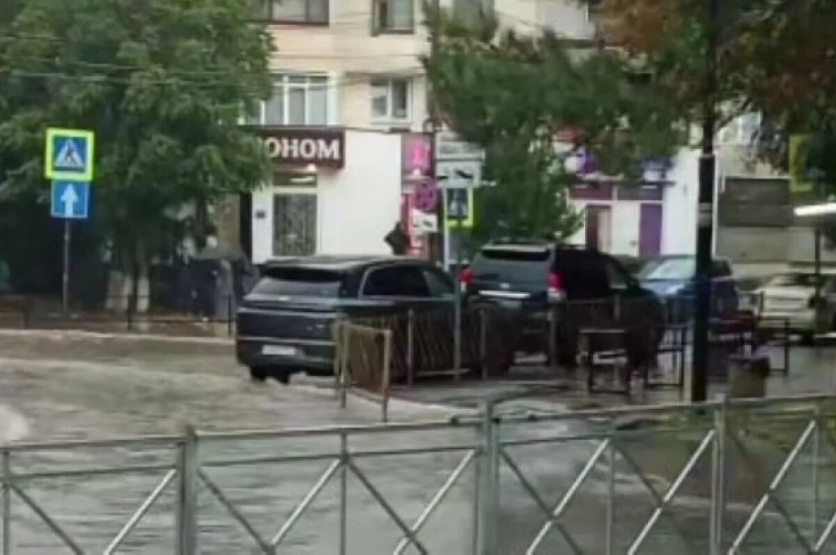    В Симферополе после сильного дождя затопило улицы и «подземку»