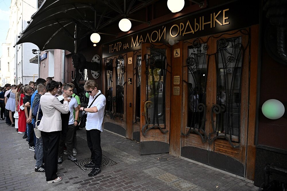    Люди перед началом благотворительного показа спектакля «Маленький принц» в Театре на Малой Ордынке в Москве. Фото: РИА Новости/ Алексей Майшев