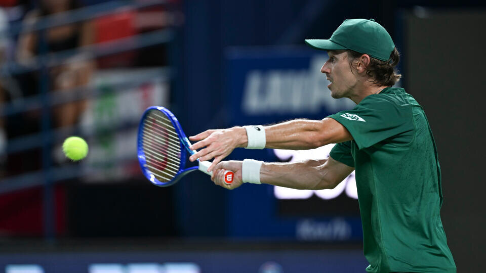     Матч теннисиста Медведева в Шанхае прервали из-за пьяной фанатки www.globallookpress.com/Chen Haoming