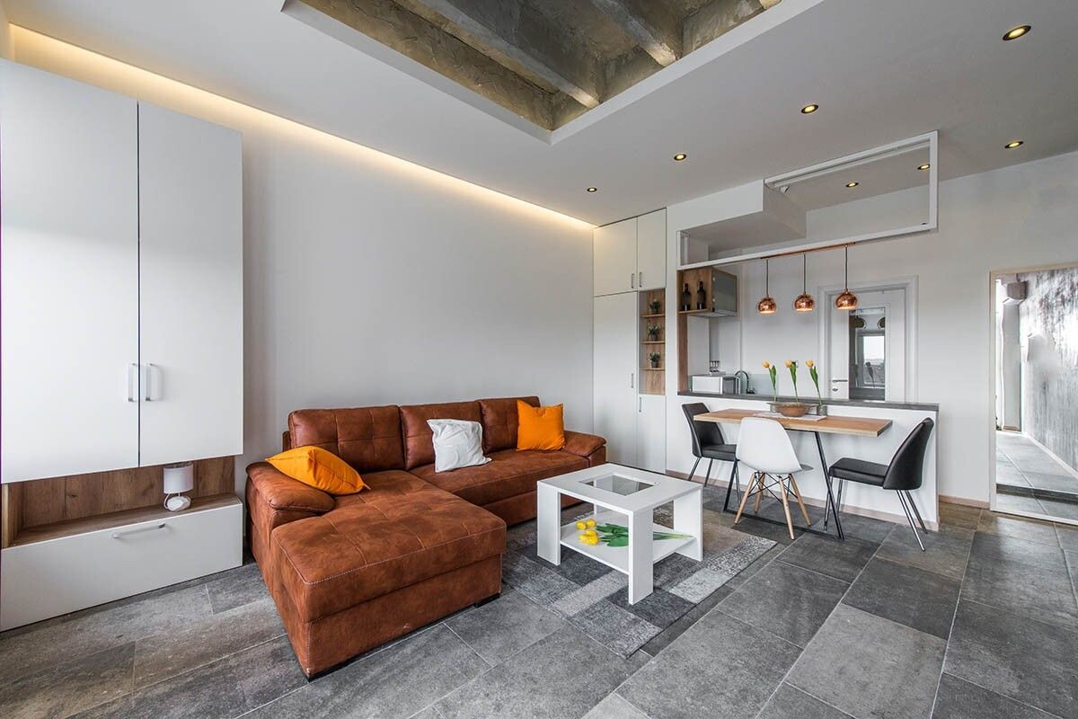 Потолок и освещение задают тон интерьеру, поэтому важно правильно выбрать отделку. Источник: Marko Poplasen / Shutterstock / FOTODOM📷
