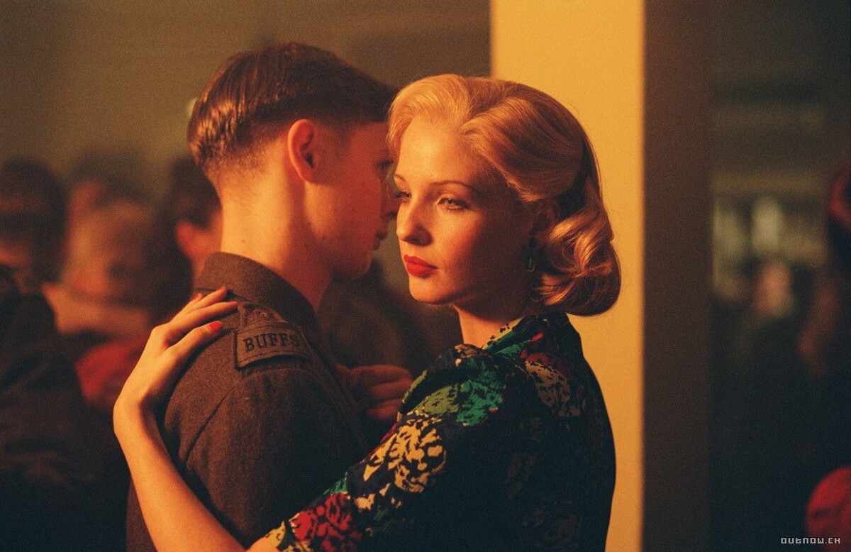 Кадр из фильма «Миссис Хендерсон представляет» (2005)