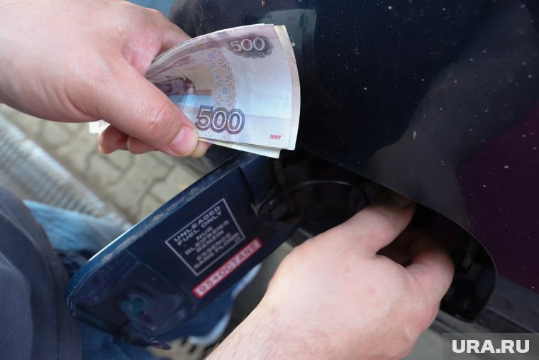    Быстрее всего рост цен на топливо остановят в Москве и Санкт-Петербурге
