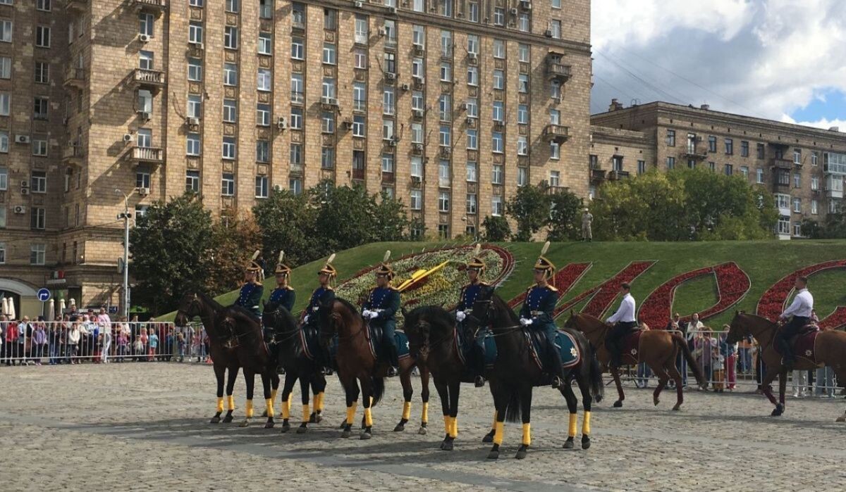    Кавалеристы Кремлевской школы верховой выступают у Музея Победы Источник: victorymusem.ru Автор фото: Андрей Лебедев
