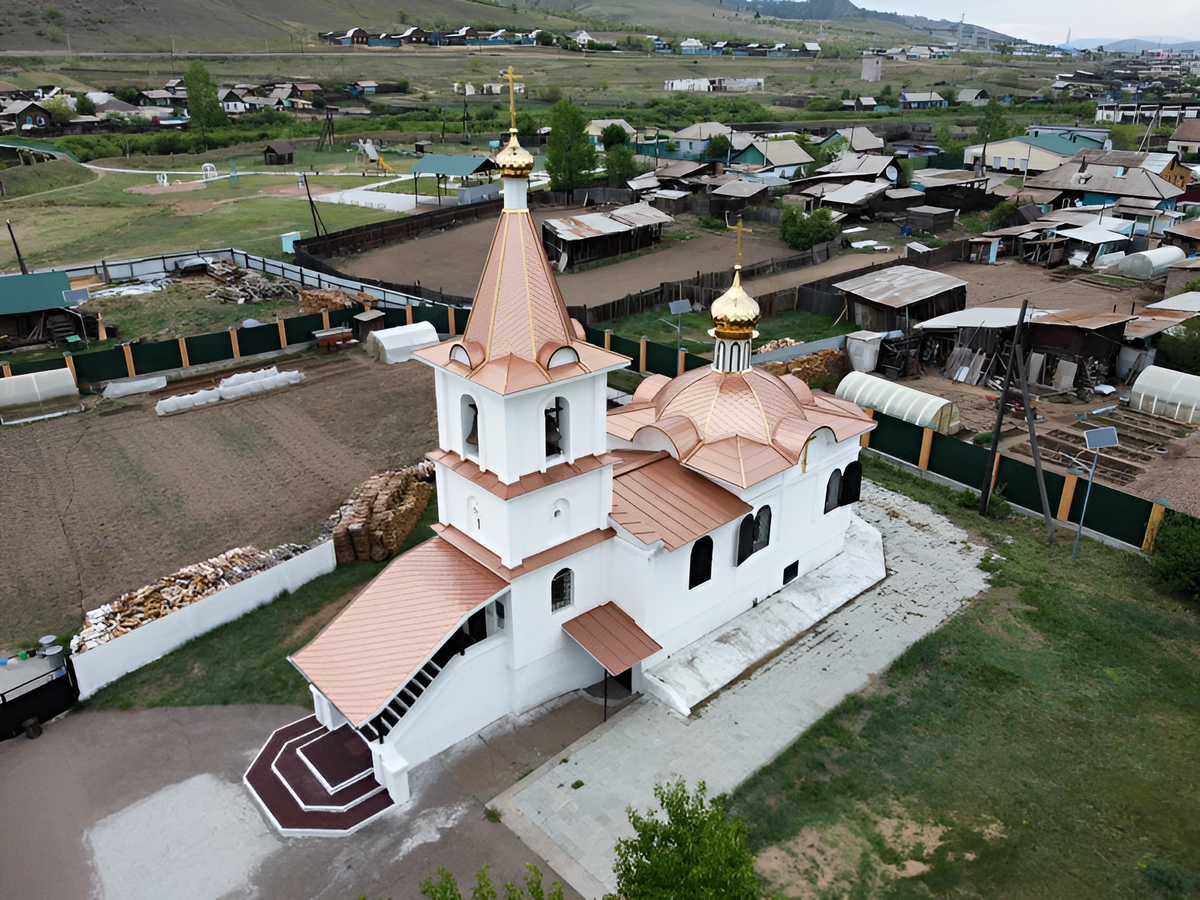Церковь Воздвижения Честнаго и Животворящего Креста в Тарбагатае, или Никольская церковь, — древлеправославный храм, построенный в 2003 году. В нём проводят службы по старому канону, хранят старообрядческие книги и иконы, которые в XVIII веке привезли переселенцы из Речи Посполитой. Фото: Сергей З. / Яндекс Карты