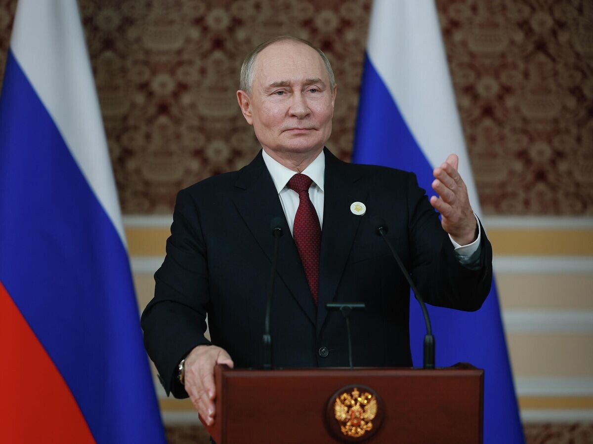    Президент РФ Владимир Путин выступает перед представителями СМИ в Душанбе© РИА Новости / POOL