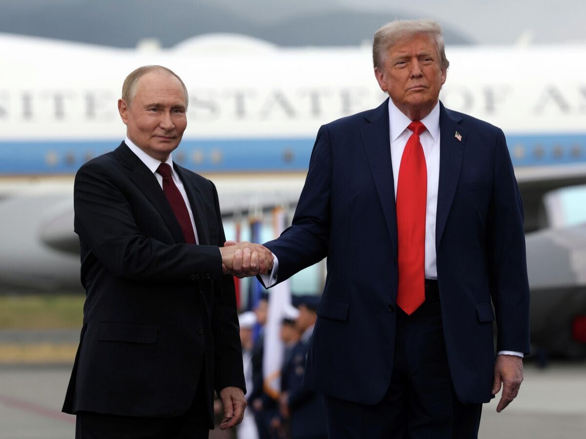   Президент РФ Владимир Путин и президент США Дональд Трамп во время встречи на военной базе Эльмендорф-Ричардсон на Аляске© РИА Новости / POOL