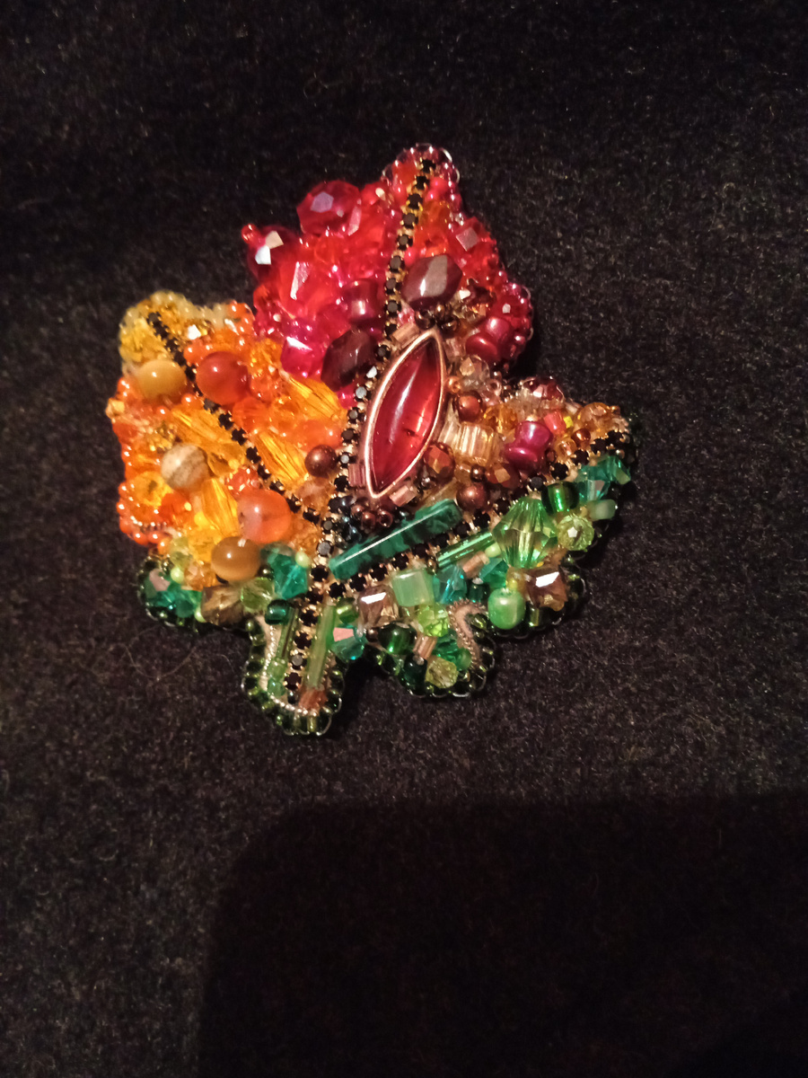 На воротнике осеннего пальто! 