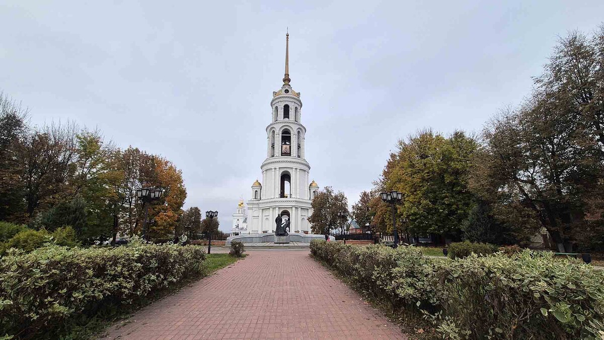 Высота колокольни Воскресенского собора — 106 метров