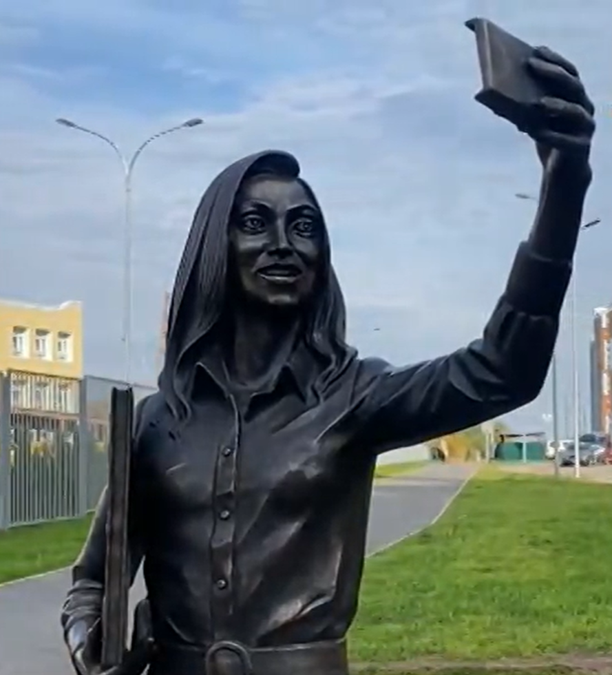 Памятник учительнице в Дзержинском, Автор Александр Рожников