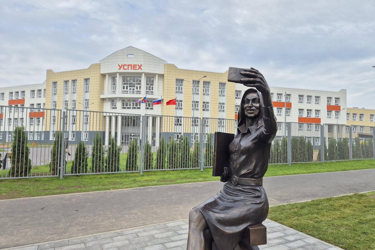 Современная красотка учительница делает селфи)