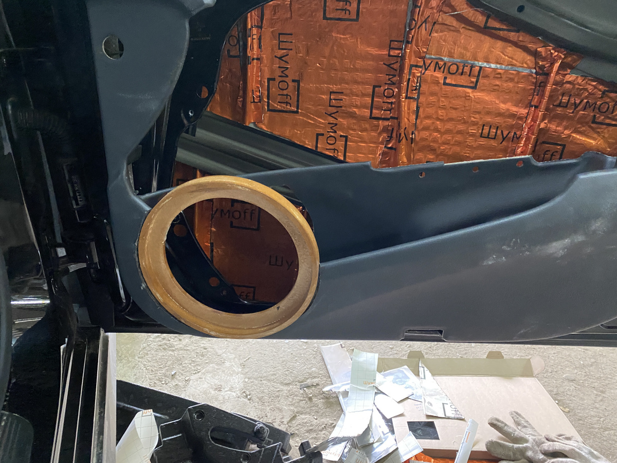 Устанавливаем на обшивке кольцо под динамик