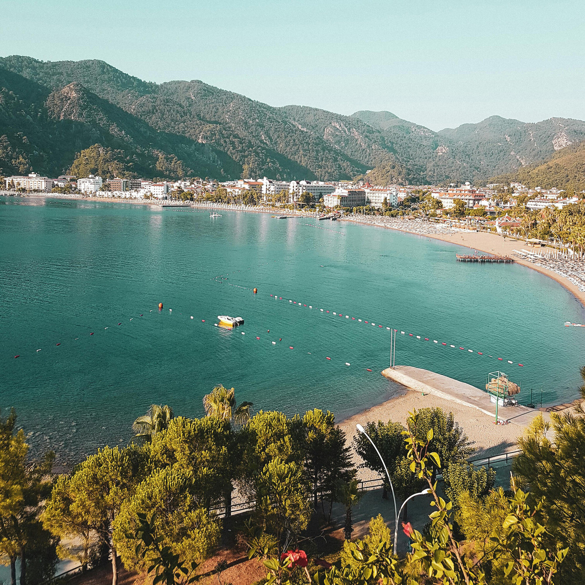 Ичмелер переводится с турецкого как «затерянный рай». Этот посёлок славится минеральными источниками, ухоженными пляжами и густыми лесами. Фото: Pexels