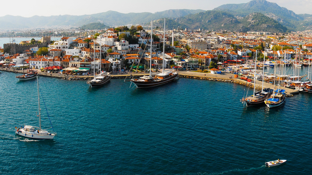 Каких-то 40 лет назад Мармарис был крошечной рыбацкой деревушкой, которую от скуки посетили отдыхавшие на Родосе французы. Они влюбились в это место, и постепенно оно превратилось в популярный у европейцев курорт. Фото: Mstyslav Chernov / Wikimedia