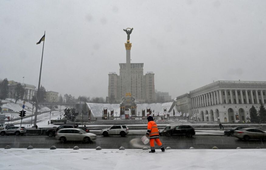    Украина в ожидании тьмы: чиновники призывают копить дрова и воду