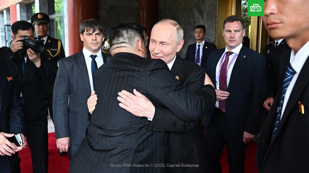    Путин и Ким Чен Ын обнялись после встречи в Пекине