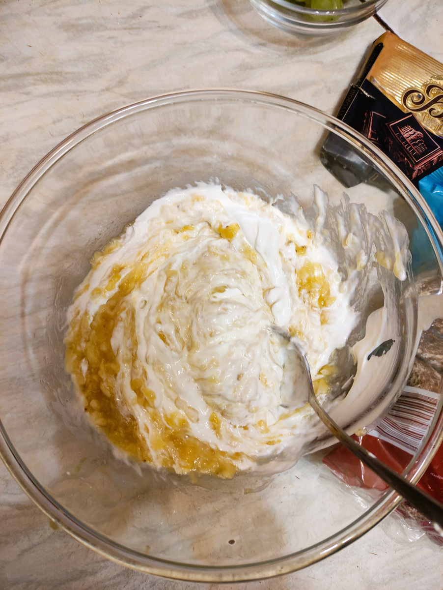 Крем из сметаны и бананов.