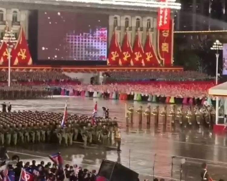     Северокорейские защитники курской земли прошли в военном параде в Пхеньяне