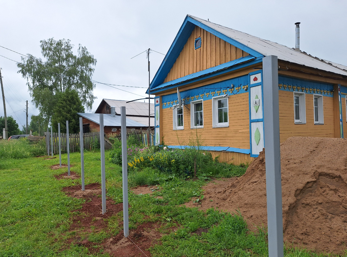 Столбики только что поставили 