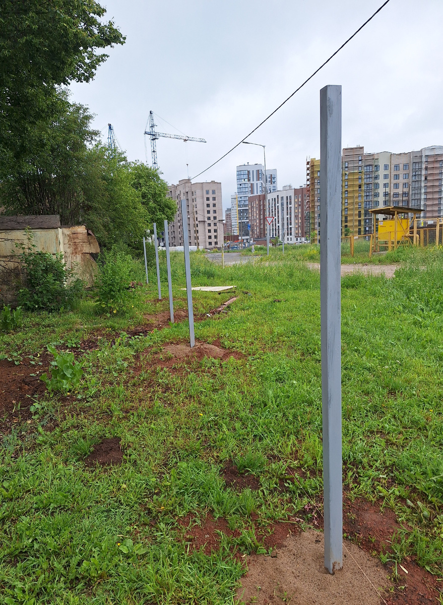 И фото в сторону города, на память, тоже сделала. Пока только столбики 
