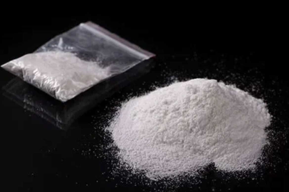 Кокаин — наркотическое вещество, относящееся к категории стимуляторов. Получают из листьев коки — растения, произрастающего в Южной Америке. Описание: белый порошок или кристаллы, сленговые названия — кокс, снег, рафинад, чарли, крэк.