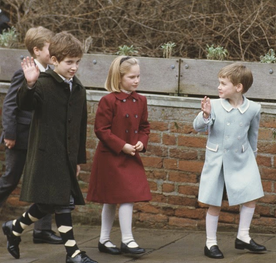 Уильям рассказал, что он бегал по коридорам вместе со своими кузенами, играя в игры, но иногда они получали ранения от больших заноз (на фото вместе в 1987 году)