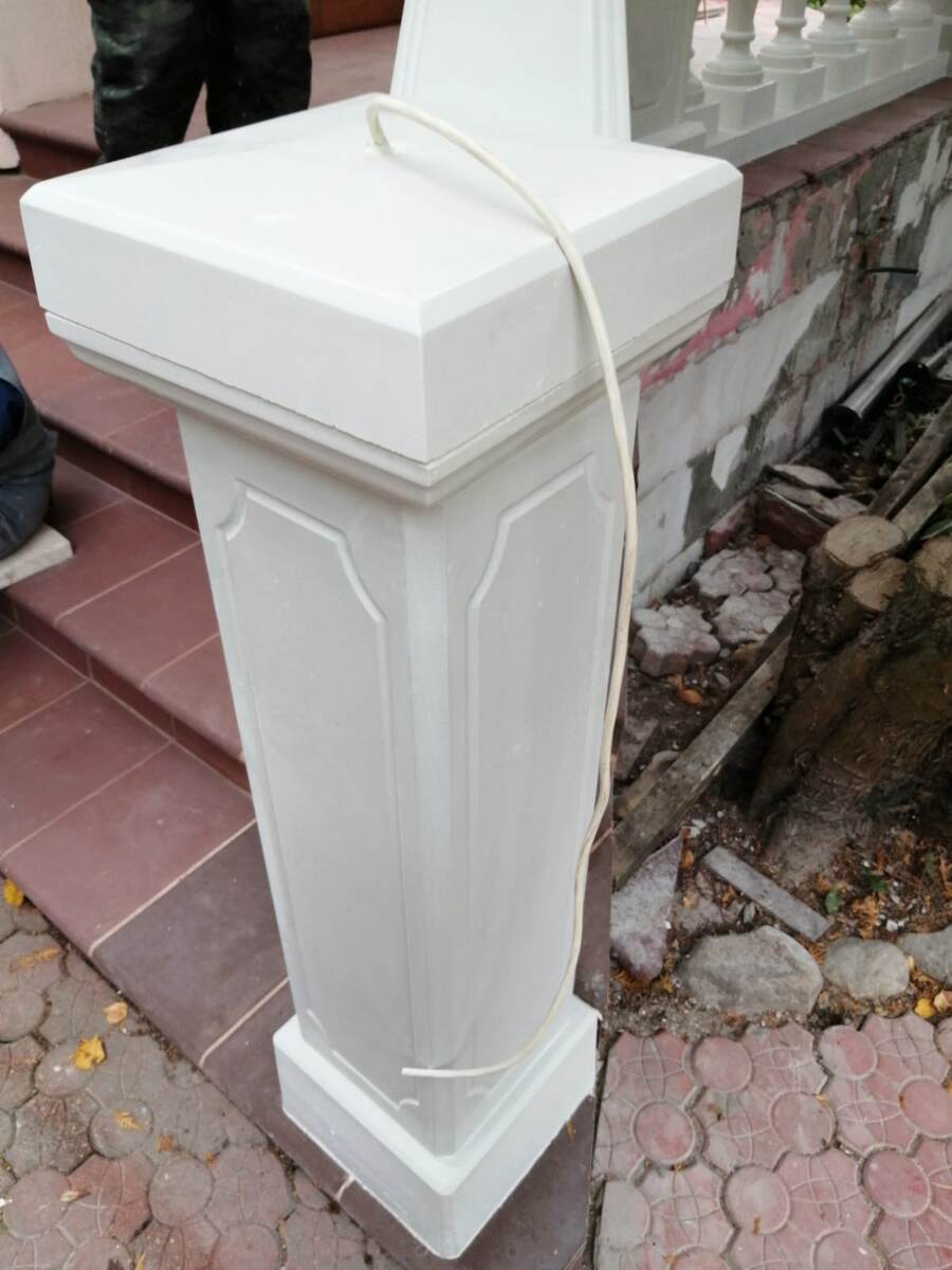 тумба с отверстием под провода для фонаря