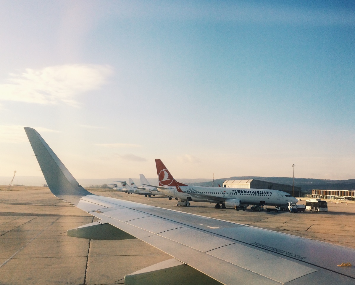    Почему стюардесса прячет руки, когда встречает пассажиров - вот что от нас скрывают