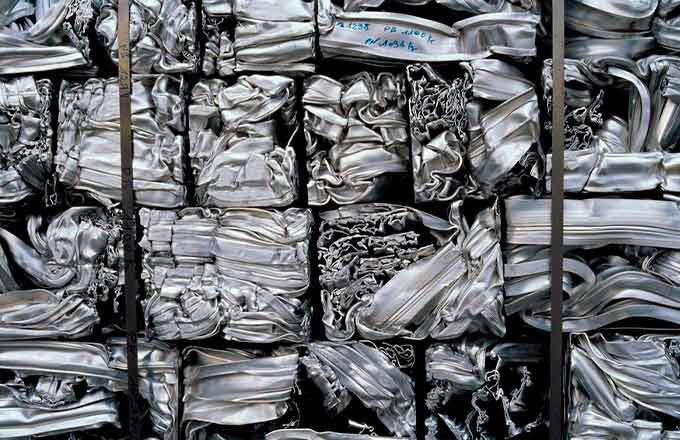 Рециклинг алюминия позволяет сэкономить до 95% энергии, необходимой для производства нового металла, и снизить выбросы парниковых газов