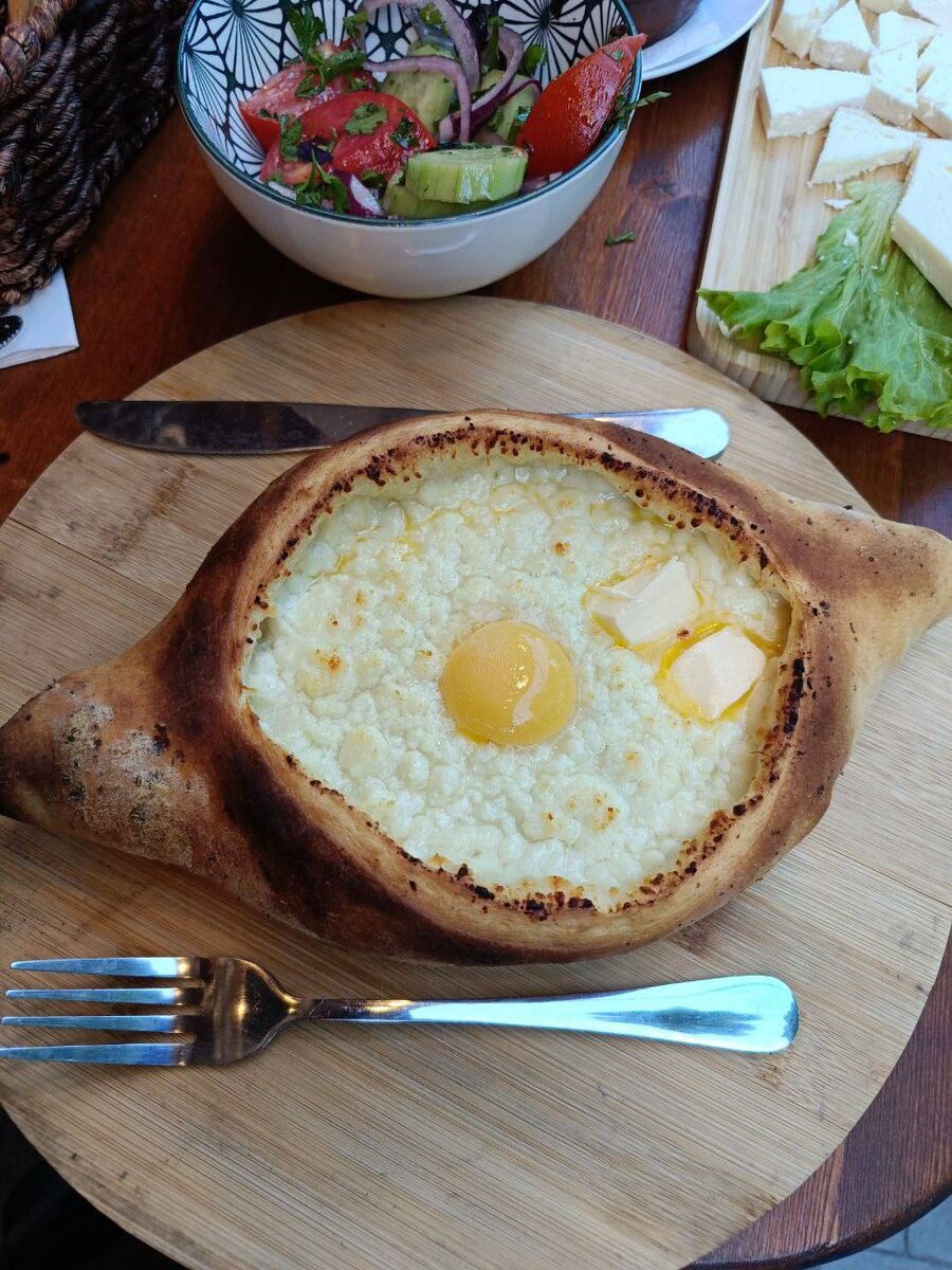 В Грузии – настоящий хачапури, приготовленный в дровяной печи