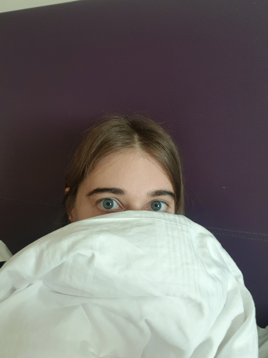 Это я лежала безвылазно в четырех стенах отеля, пока мой благоверный бегал мне за едой. Фото из тех дней. 