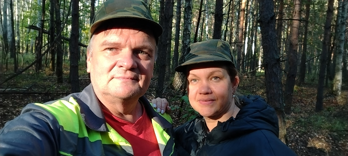 В Мичуринском лесу. Населённый пункт Казинский Лесозавод. Мы с супругой.