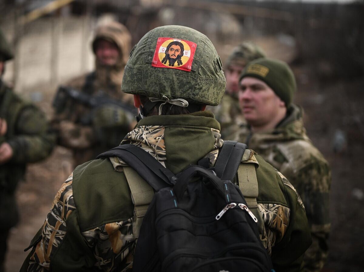    Военный священник отец иерей Роман Чебоненко во время осмотра улиц Авдеевки саперами© РИА Новости / Станислав Красильников