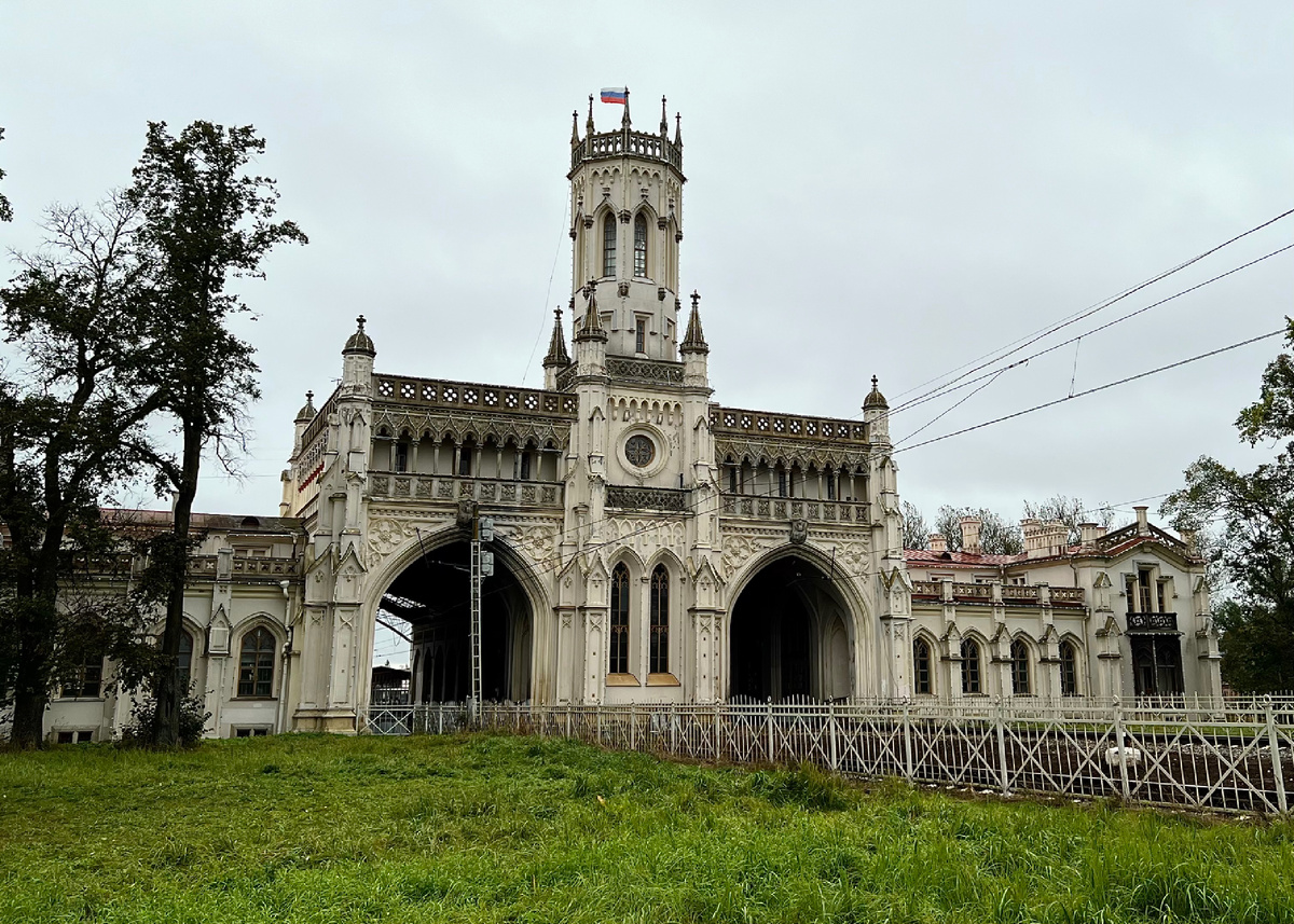 Вокзал в Петергофе. Фото автора.