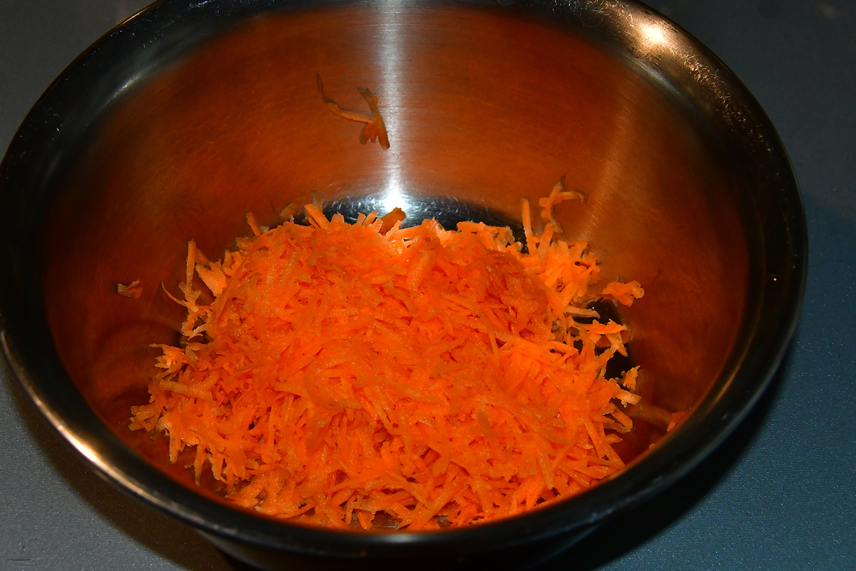 Натертую морковь выкладываем в миску