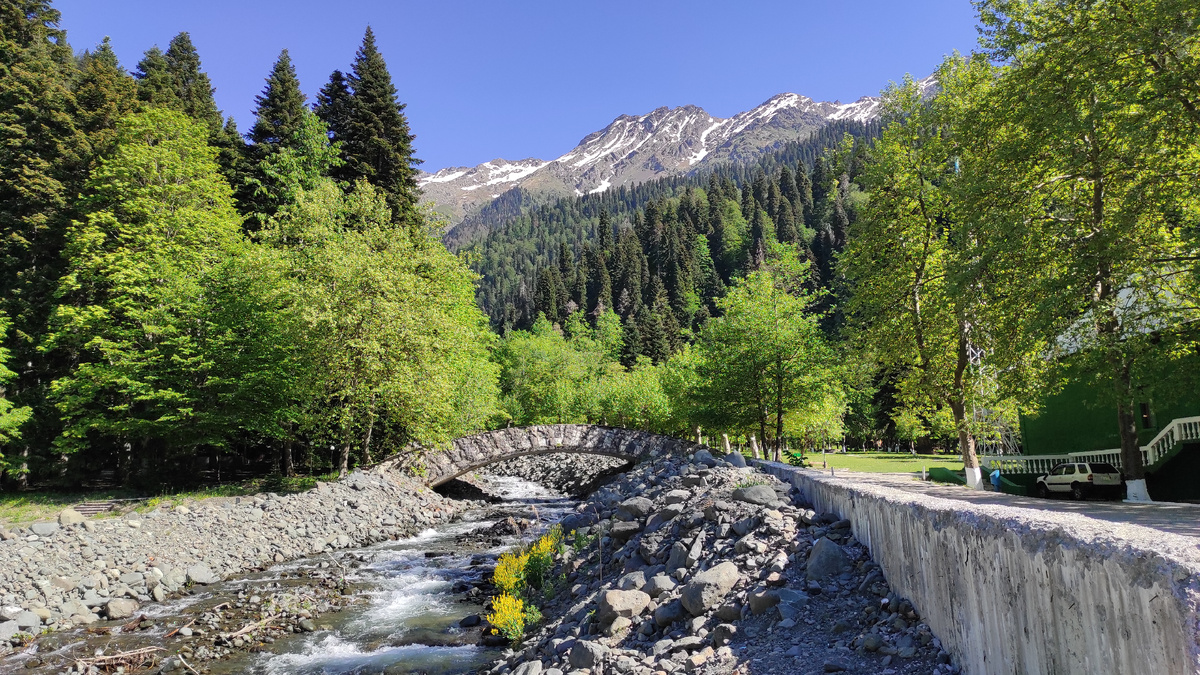 Абхазия: горная речка сбегает с гор. Фото: Кирилл Полиенко/Polienko: путешествуем вдвоём