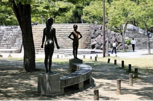 Статуя обнаженных подростков в парке