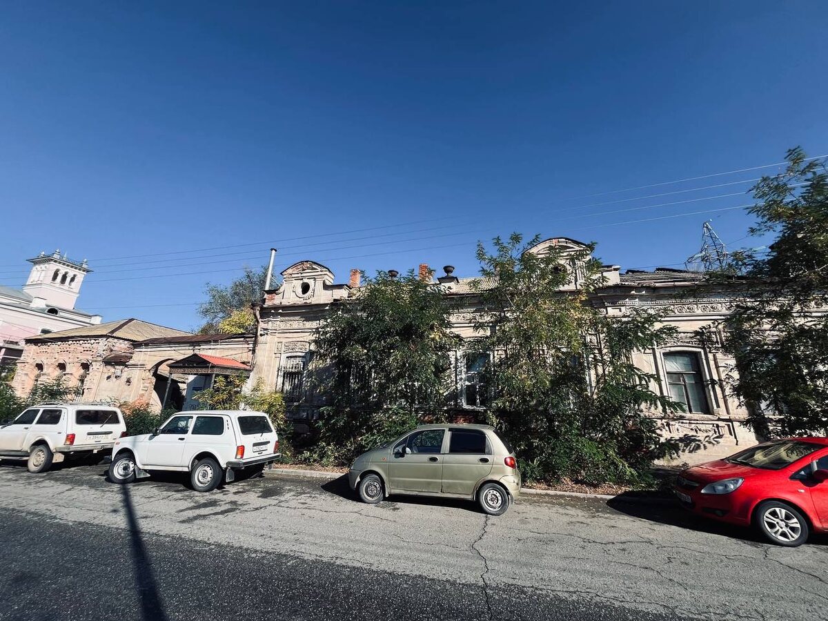 Вид с улицы: три фронтона, высокий цоколь и ритм арочных окон. Дом одноэтажный, но выглядит «на полтора».