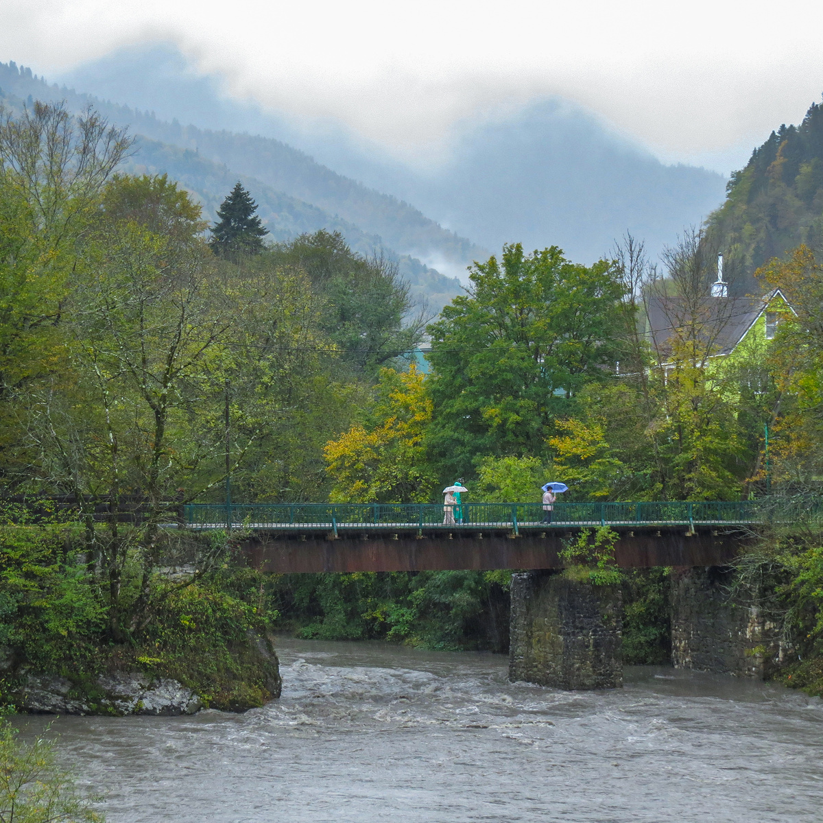 Мост через реку Белую ведет на кордон Гузерипль.