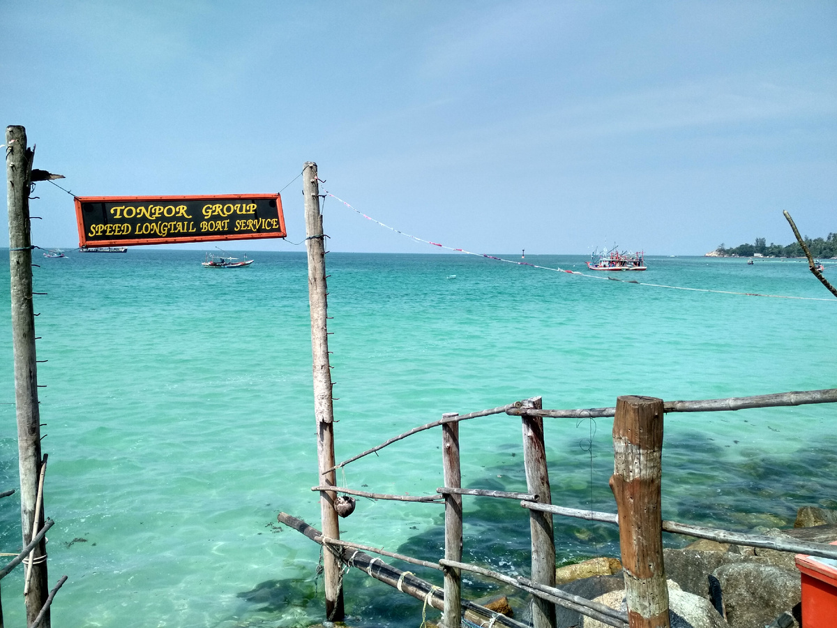 Бухта Чалоклам, остров Ко Панган, Тайланд, 2018. Кстати,  водичку такого цвета в этой бухте мы видели лишь раз. В другие наши поездки было не так бирюзовенько. По поводу  цвета воды и купабельности пляжа я уже писала ранее, но думаю, можно будет написать отдельную статью. Так как, часто ожидание не соотвуетствует желаемому.