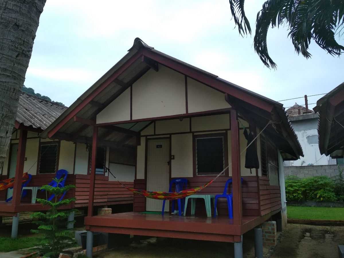 Наш эконом бунгало-домик  прямо на берегу  моря на первой линии. Как говорится, с милым рай и в шалаше)) 