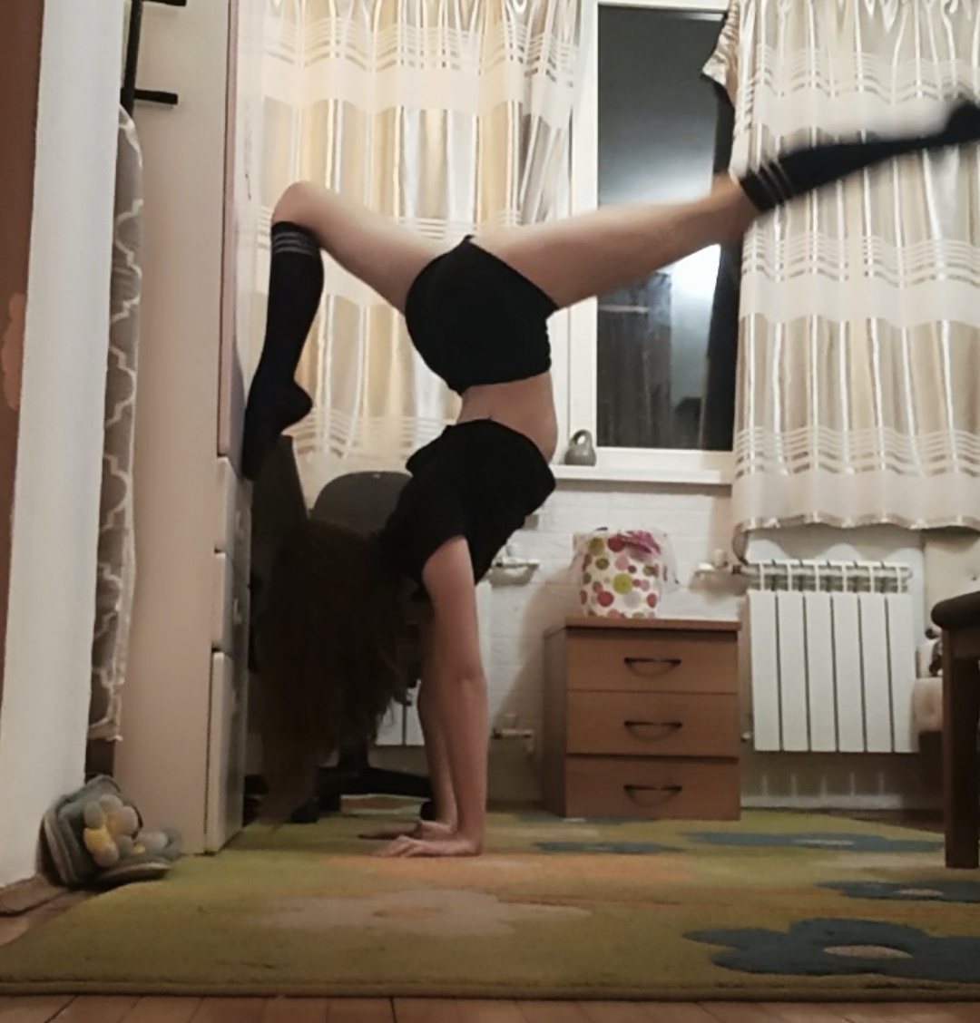 6 лет гимнастка-самоучка