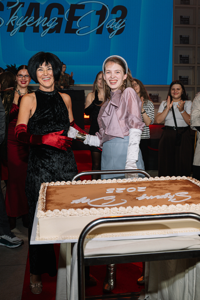 Мне подарили торт. Я попробовала только малюсенький кусочек.