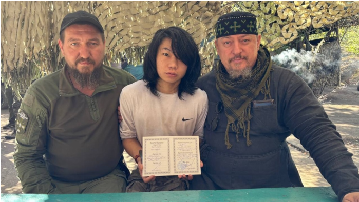 Цзянь Юаньчунь (Ваня) и отец Дмитрий. Фото предоставлено ИА "Новороссия".