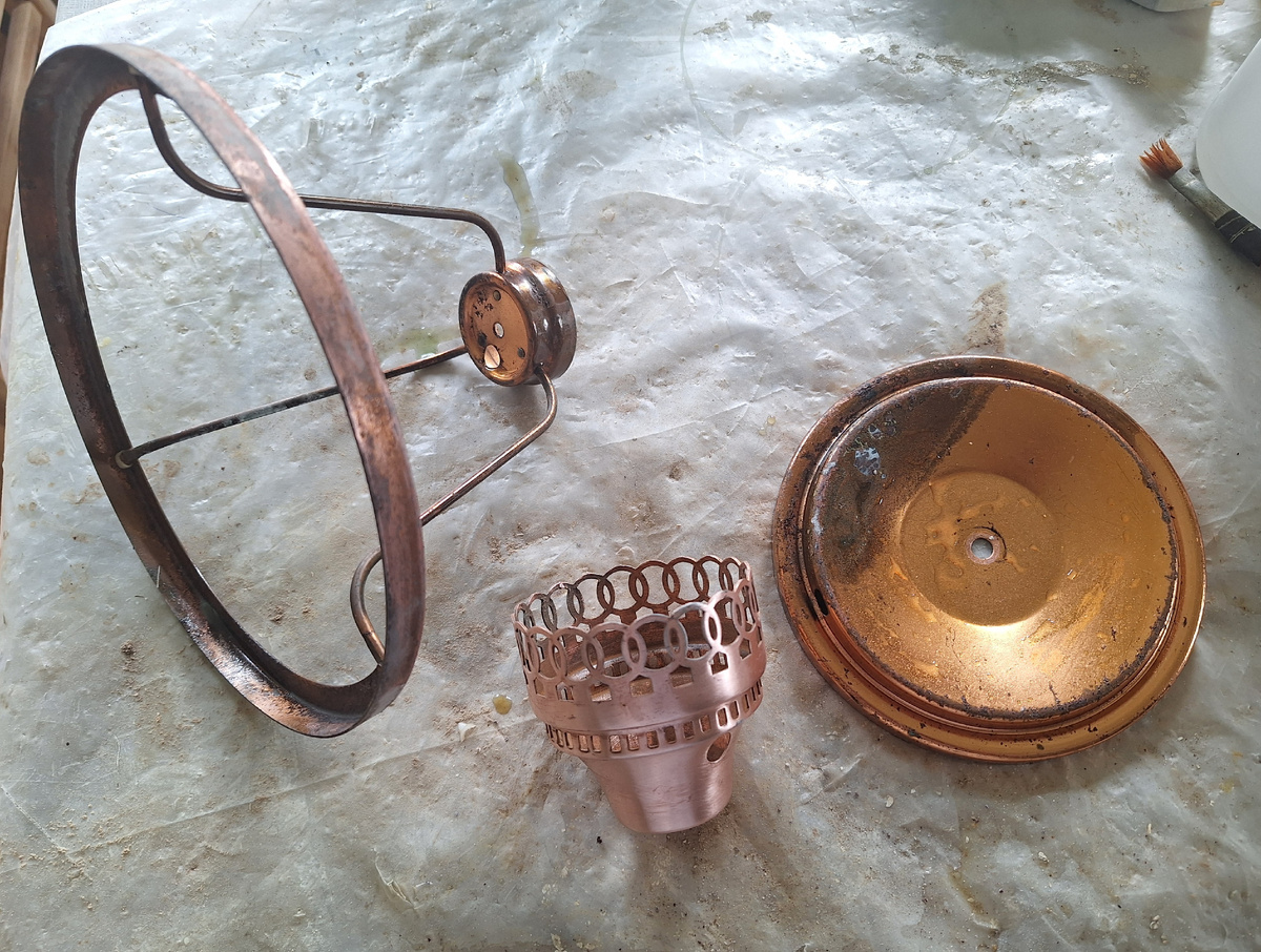 Вот она уже разобрана.  Нет здесь только основания. Деталь в середине, как патрон для лампочки,  я попробовала почистить мелкой наждачкой, поэтому она такая розовая стала. Кстати старое покрытие, позолота, легко снималась 