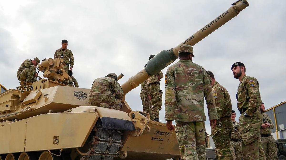 Американские солдаты демонстрируют свой танк «Божественное вмешательство» британским войскам в Эстонии 1 октября 2025 года