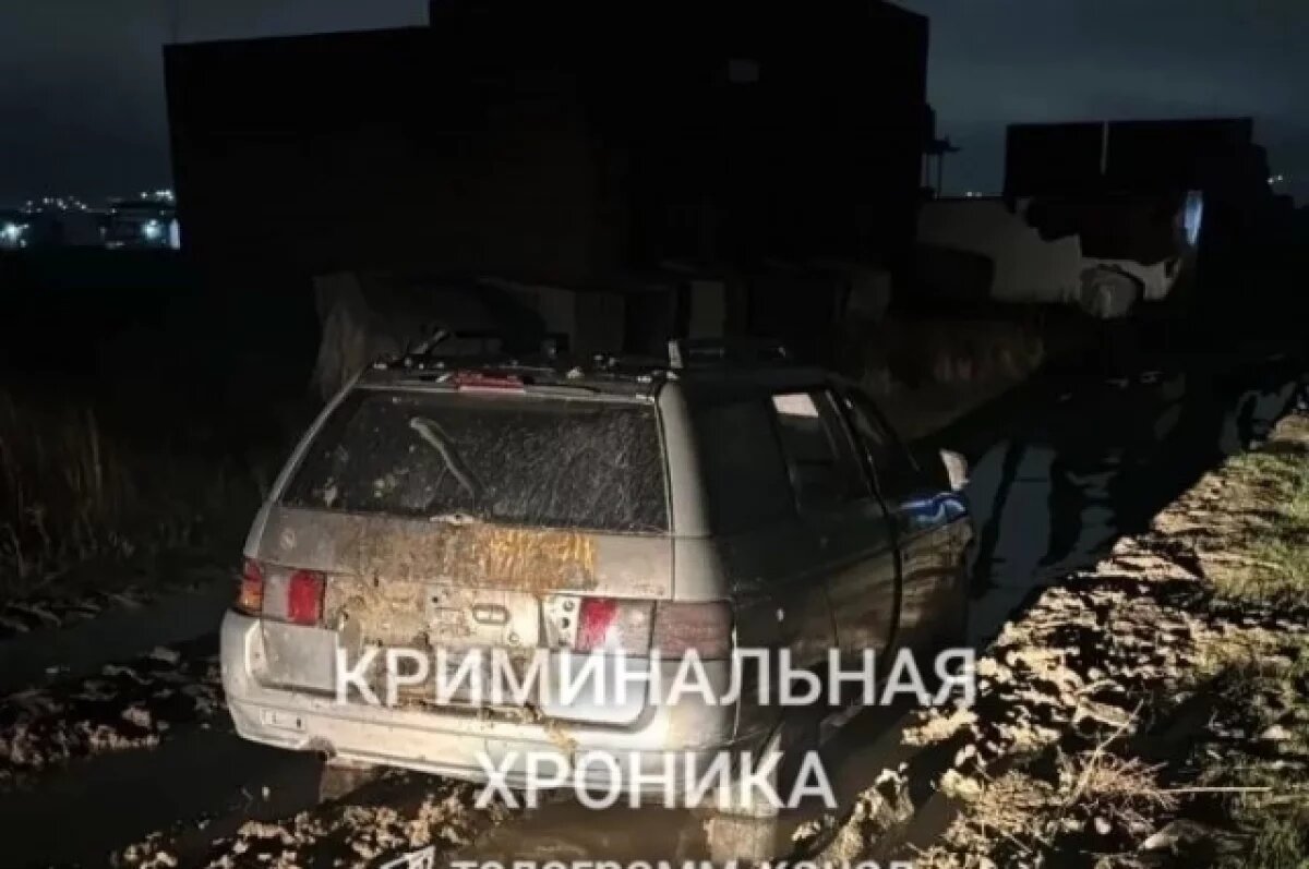    В Дагестане подростки угнали машину соседа и застряли в грязи