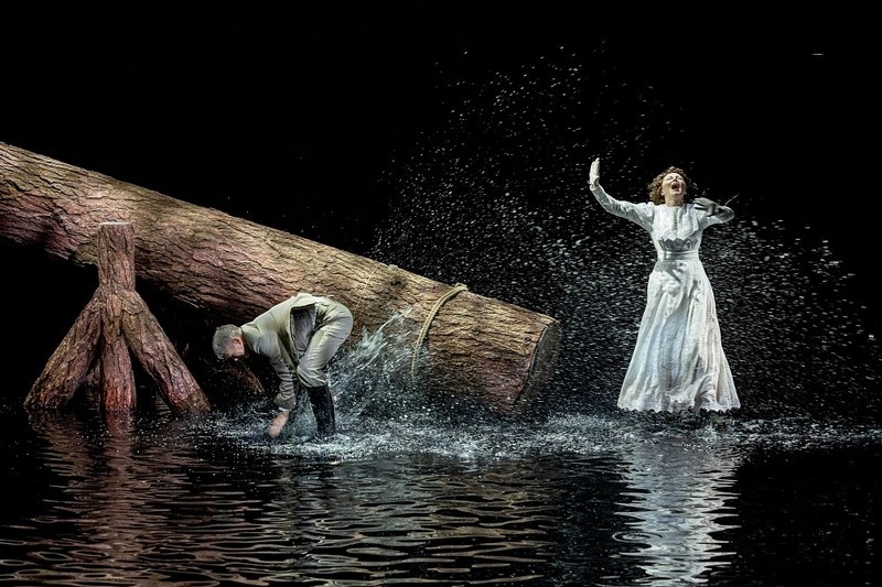 Невероятная гибридная сценография: что важнее - форма или содержание?