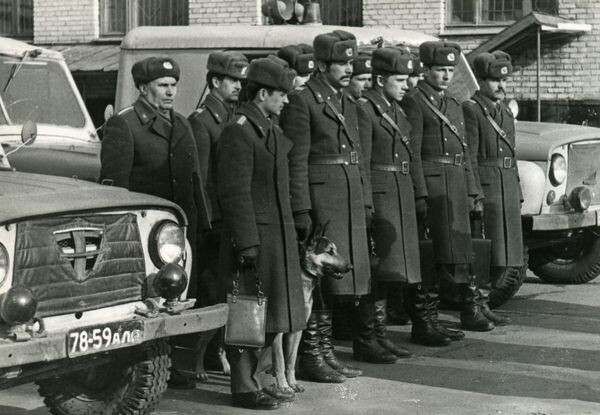 Сотрудники вневедомственной охраны советской милиции перед выездом на дежурство