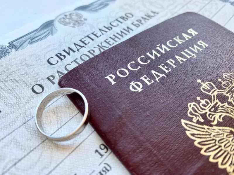 Брачный договор — это юридический документ, который определяет права и обязанности супругов в случае развода или смерти одного из них.